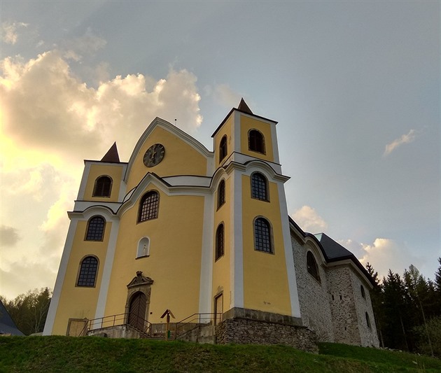 Neratov ped opravou kostelních v a navrácením barokních bání