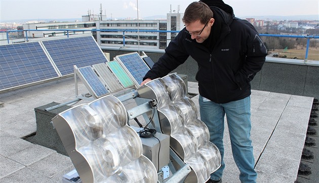 Solární panel s koncentrovanou fotovoltaikou ukazuje Jan eboun z inovaního...