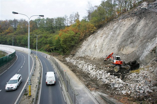 Stavebníci pi zajiování svahu pilehlého ke karlovarskému prtahu.