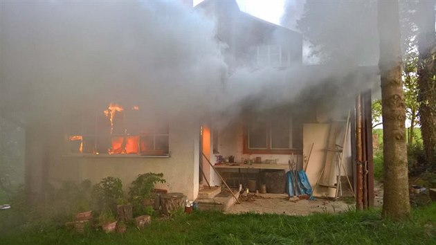 �ty�i jednotky hasi�� v Hluboké hasily po�ár rekrea�ního objektu.