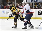 Michal Kempný z Washingtonu (vpravo) a Tom Kuhnhackl z Pittsburghu.