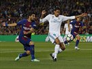 Luis Suárez (vlevo) z Barcelony ohrouje branku Realu Madrid, obranné úsilí...