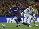 Lionel Messi utíká z dosahu Sergia Ramose.