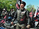 Členové motorkářského klubu Noční vlci položili věnce u památníku rudoarmějců...