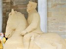 Výtvarník Tomá Bosambo dokonuje ped karlovarskou Mlýnskou kolonádou pískovou...