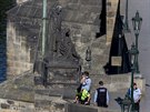 Na Karlov� most� pokreslil dosud nezn�m� pachatel rt�nkou jednu ze soch.