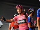 V rovém dresu pro vedoucího mue celkové klasifikace Giro d'Italia vyrazil do...