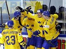 Hráči Švédska slaví gól v běloruské síti.