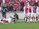 ÚSMV PROSÍM. Obránce Slavie Michael Ngadeu Ngadjui pózuje fotografm, zatímco...