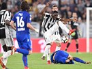 Kwadwo Asamoah (Juventus) se snaží s míčem obejít ležícího protihráče.