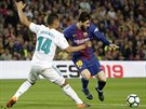 Lionel Messi z Barcelony se snaí obejít bránícího Casemira z Realu Madrid.