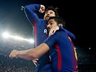 Lionel Messi slaví s Luisem Suárezem branku do sít Realu Madrid.
