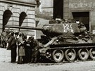 Tank T-34/85, vové íslo 1-24, který byl zasaen 9. 5. 1945 na Klárov...