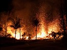 Láva ze sopky Kilauea na Havaji u zniila nejmén estadvacet dom. Erupce...