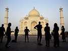 Hmyzí trus a znečištěný vzduch zabarvily původně bílou hrobku Tádž Mahal v...