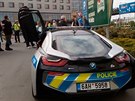 Policie testuje hybridn� v�z BMW i8 v Plze�sk�m kraji