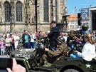 Konvoj vojenských aut projel Plzní pi oslavách svobody