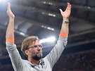 Jürgen Klopp slaví s fanouky Liverpoolu postup do finále fotbalové Ligy mistr.