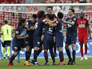 Fotbalisté Paris Saint-Germain se radují ze vsteleného gólu ve pohárovém...