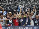 VÍTZOVÉ A PORAENÝ. Fotbalisté Paris Saint-Germain s pohárem pro vítze...