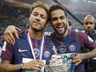 Brazilci Neymar a Dani Alves s trofejí pro vítze francouzského poháru.