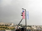 K izraelské vlajce ped americkým konzulátem v Jeruzalém pibyla i americká....