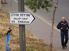 Nová jeruzalémská znaka v hebrejtin, arabtin a anglitin odkazuje na...