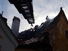 Poár klny a dom v historickém centru eského Krumlova. (2. kvtna 2018)
