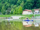 Pt vesla se vydalo na tydenní plavku po Vltav z Budjovic do Prahy.