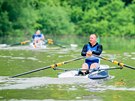 Pt vesla se vydalo na tydenní plavbu po Vltav z Budjovic do Prahy.