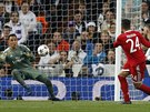 Branká Keylor Navas z Realu Madrid zasahuje v semifinálové odvet Ligy mistr...