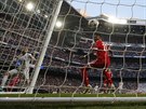 Karim Benzema (vlevo) z Real Madrid stílí svj první gól v odvet semifinále...