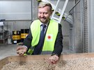 Obchodn� mana�er firmy Stora Enso Tom� Kr�il ukazuje pr�v� vyroben� pelety. V...