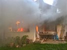 Čtyři jednotky hasičů v Hluboké hasily požár rekreačního objektu.