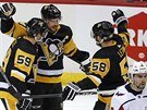 Hokejisté Pittsburghu Jake Guentzel, Sidney Crosby a Kris Letang oslavují gól v...