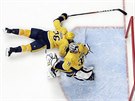Frustrace hokejist Nashvillu - branká Pekka Rinne a P.K. Subban po...
