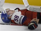 eský hokejista Martin Neas na led po nebezpeném nárazu do mantinelu.