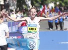 Americký bec Galen Rupp slaví vítzí v Praském maratonu.