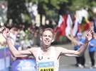 Galen Rupp slaví vítězství v Pražském maratonu.
