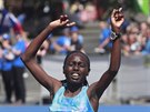 Vítězná Keňanka Bornes Jepkirui Kiturová v cíli Pražského maratonu.