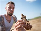 Archeolog Miroslav Popelka ukazuje hliněnou plastiku z doby bronzové, kterou...