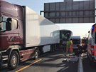 Na dálnici D5 se srazil autobus s náklaákem a kamionem. (4.5.2018)