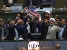 V íránském parlamentu spálili americkou vlajku
