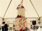 Dvoumetrový svatební dort na podporu monosti manelství i pro gaye a lesby...