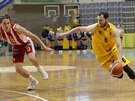Opavský basketbalista Radim Kleka (vpravo) útoí kolem Josefa Potoka z...