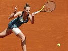 eská tenistka Kristýna Plíková returnuje v osmifinále turnaje v Madridu.