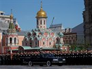 Ruský ministr obrany  Sergej ojgu projídí ped nastoupenou jednotkou. (9....