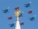 Nad Rudým námstím v Moskv bhem pehlídky prolétla formace Mig-29 a Su-30 z...