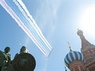 Letouny Su-25 vytvoili pi peletu nad památníkem Mininovi a Poarskému a...
