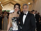 George Clooney a jeho manelka Amal na Met Gala (New York, 7. kvtna 2018)
